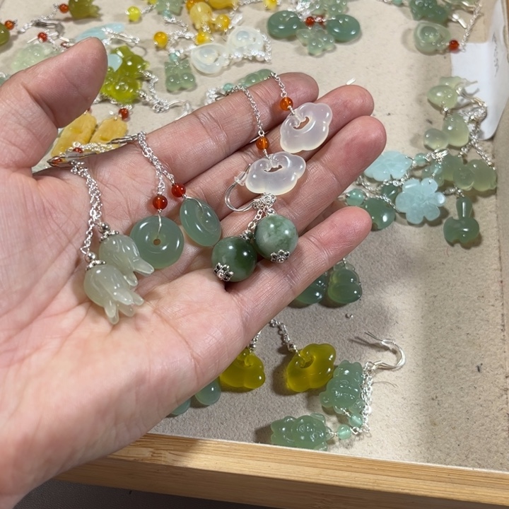 蛇纹石玉耳饰未镶嵌小*妹