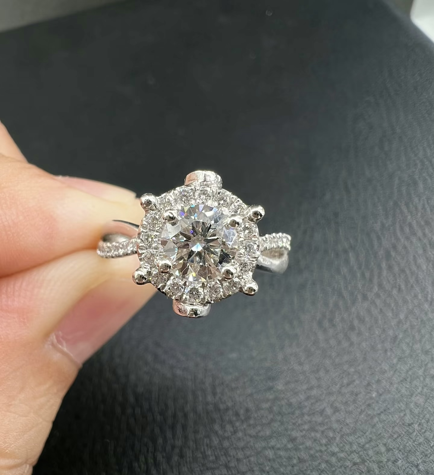 编码：8738 18K金王氏50分钻石戒指轻奢女士白色