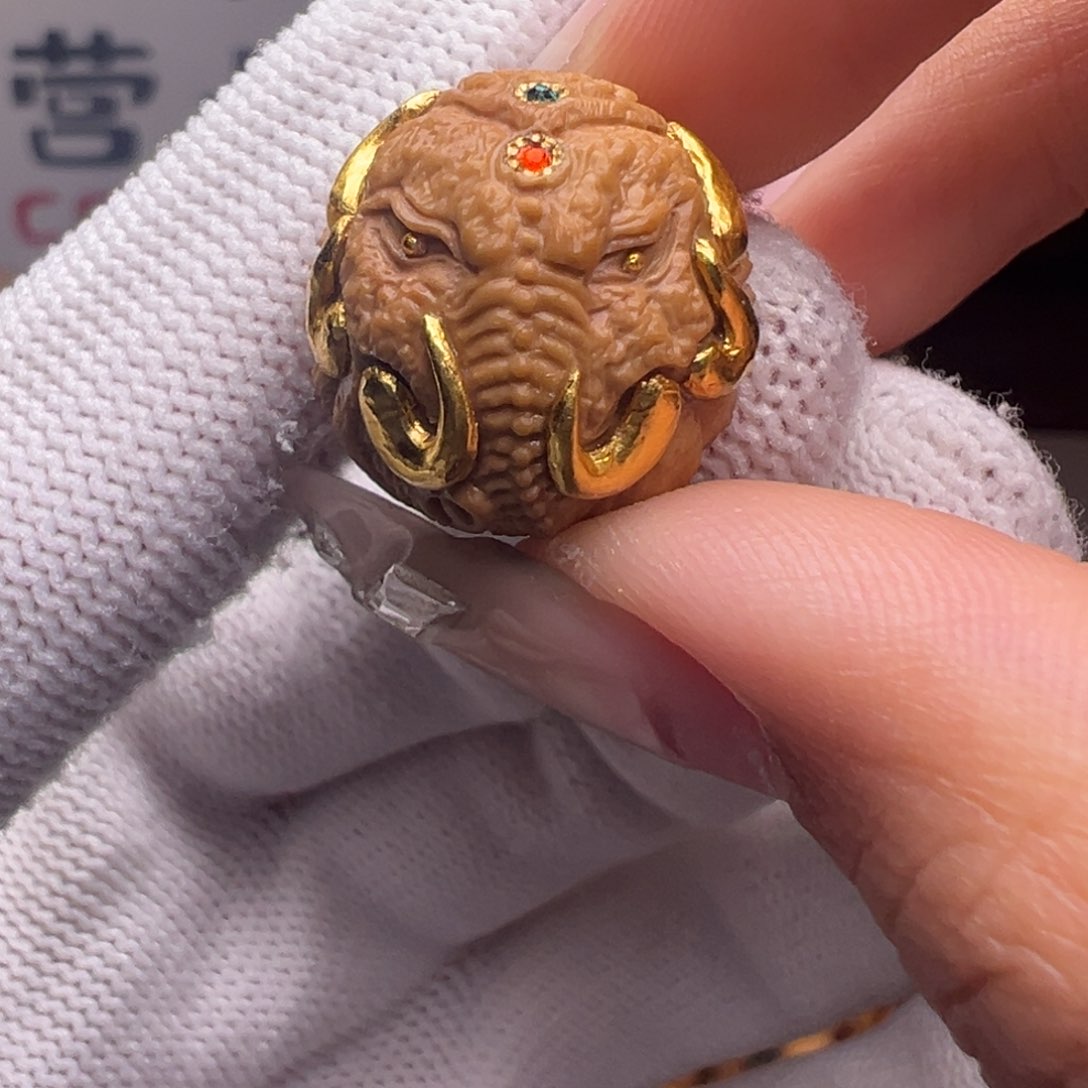 文玩核桃把件镶嵌款象神18左右尺寸全品有正常封口线