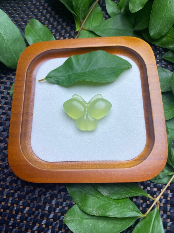 天然玉髓冰绿蝴蝶