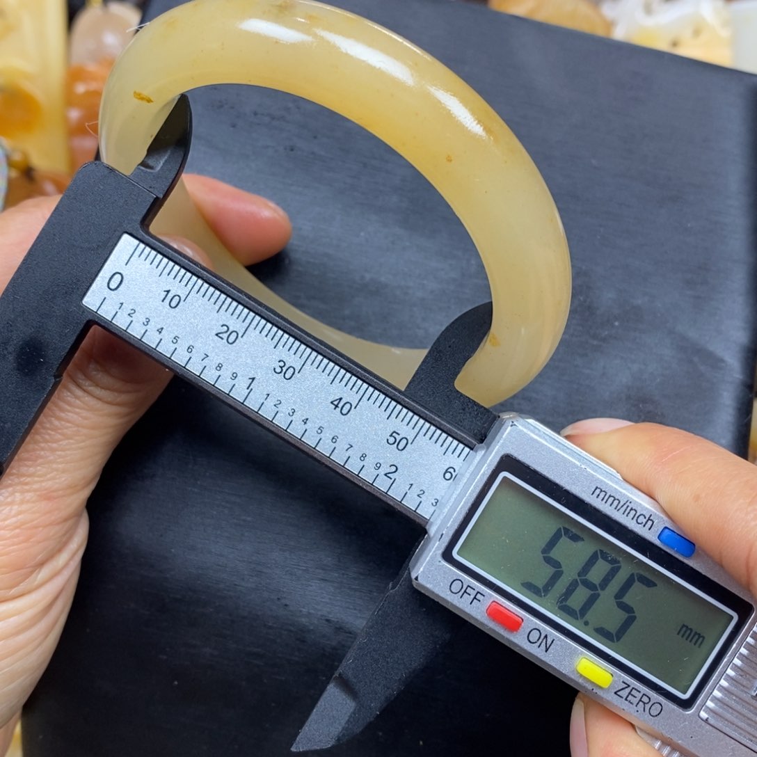 石英质玉（黄龙玉）颈饰未镶嵌