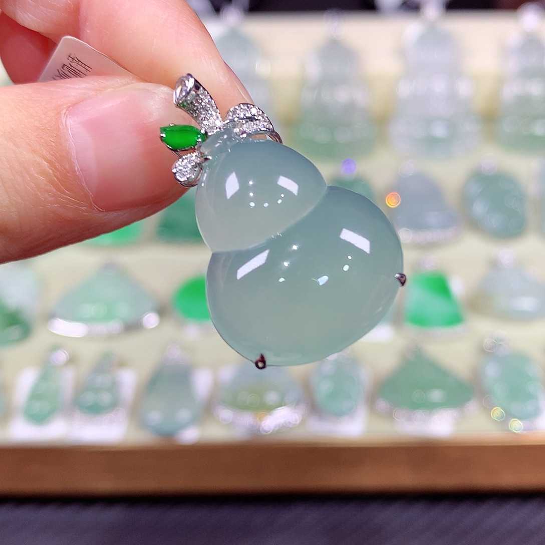 翡翠18K金镶嵌颈饰葫芦