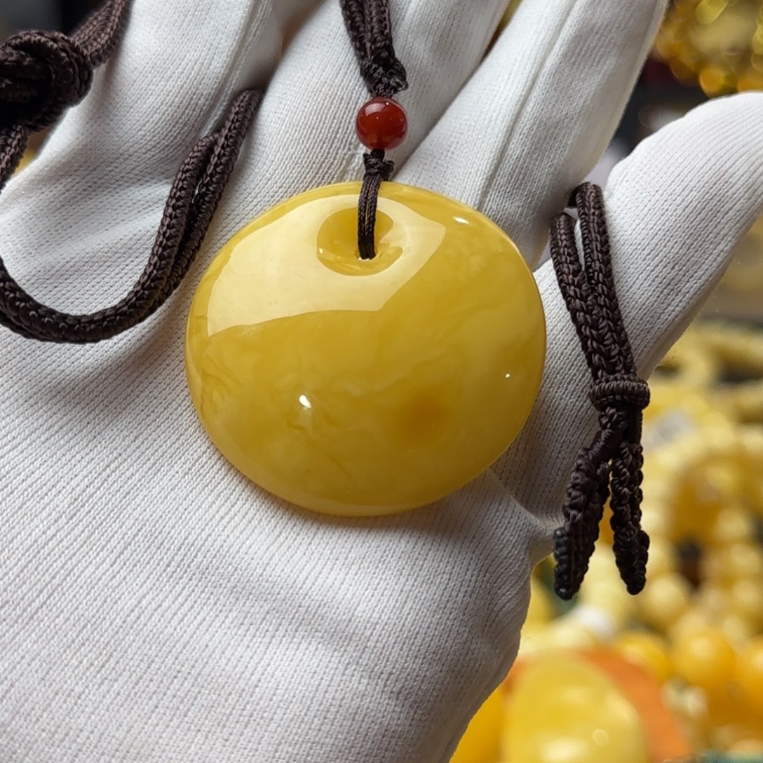 未镶嵌颈饰蜜蜡俄料大盘面公主扣。35克价