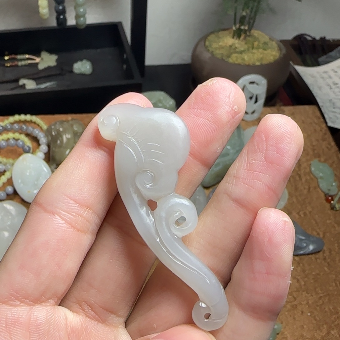 和田玉未镶嵌颈饰正常结构