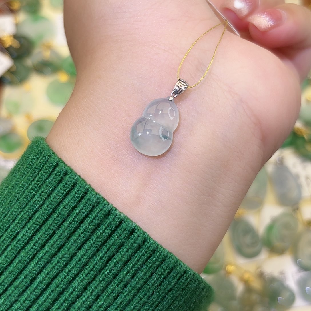 颈饰18K金镶嵌翡翠葫芦