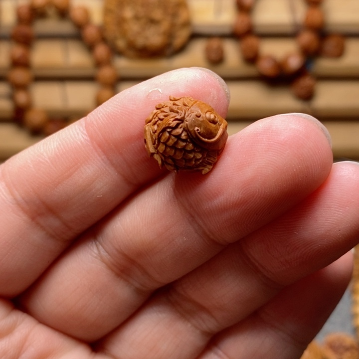 桃核手工雕刻鲤鱼单颗