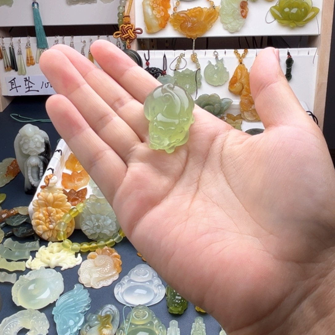 合金蛇纹石玉颈饰貔貅