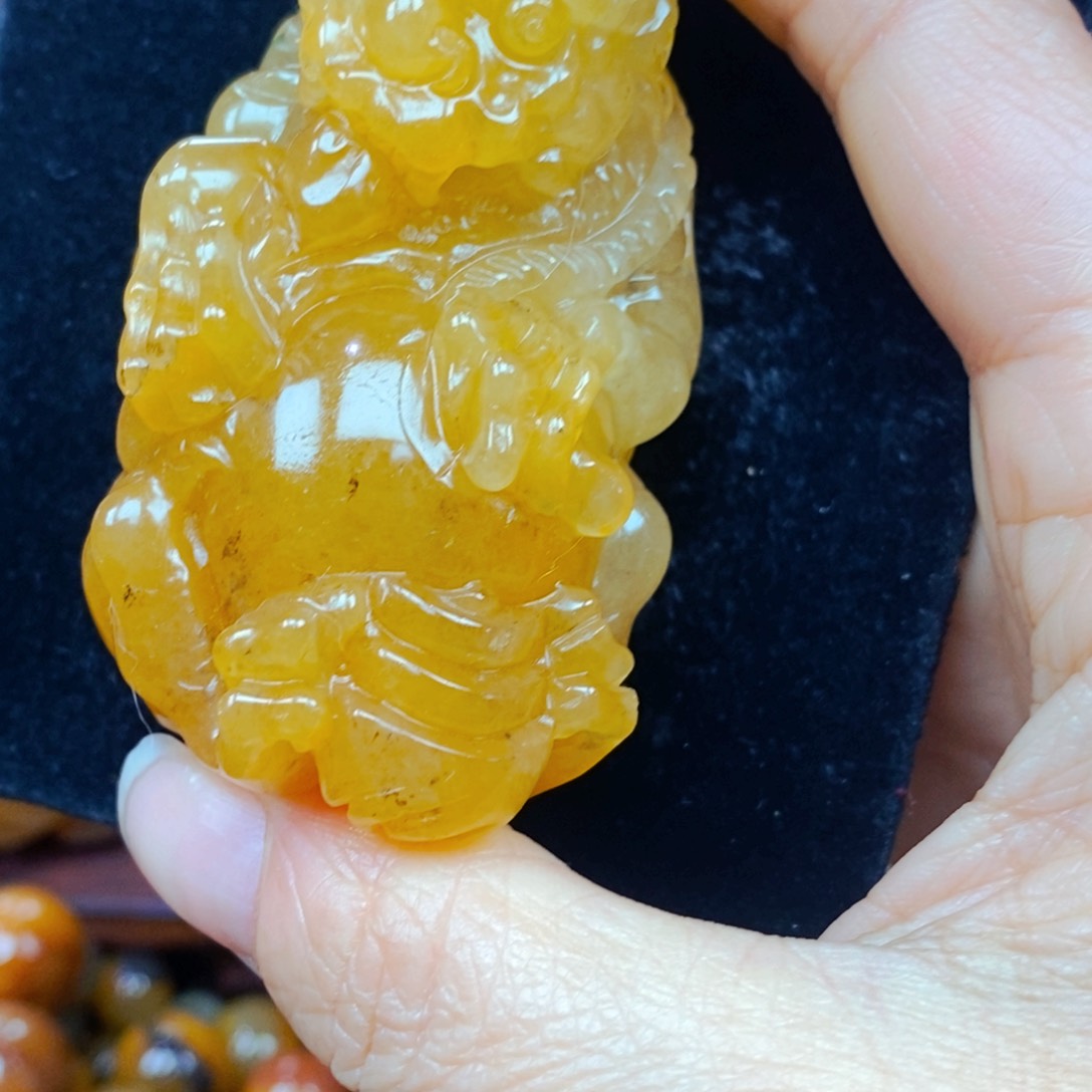 未镶嵌石英质玉（黄龙玉）颈饰
