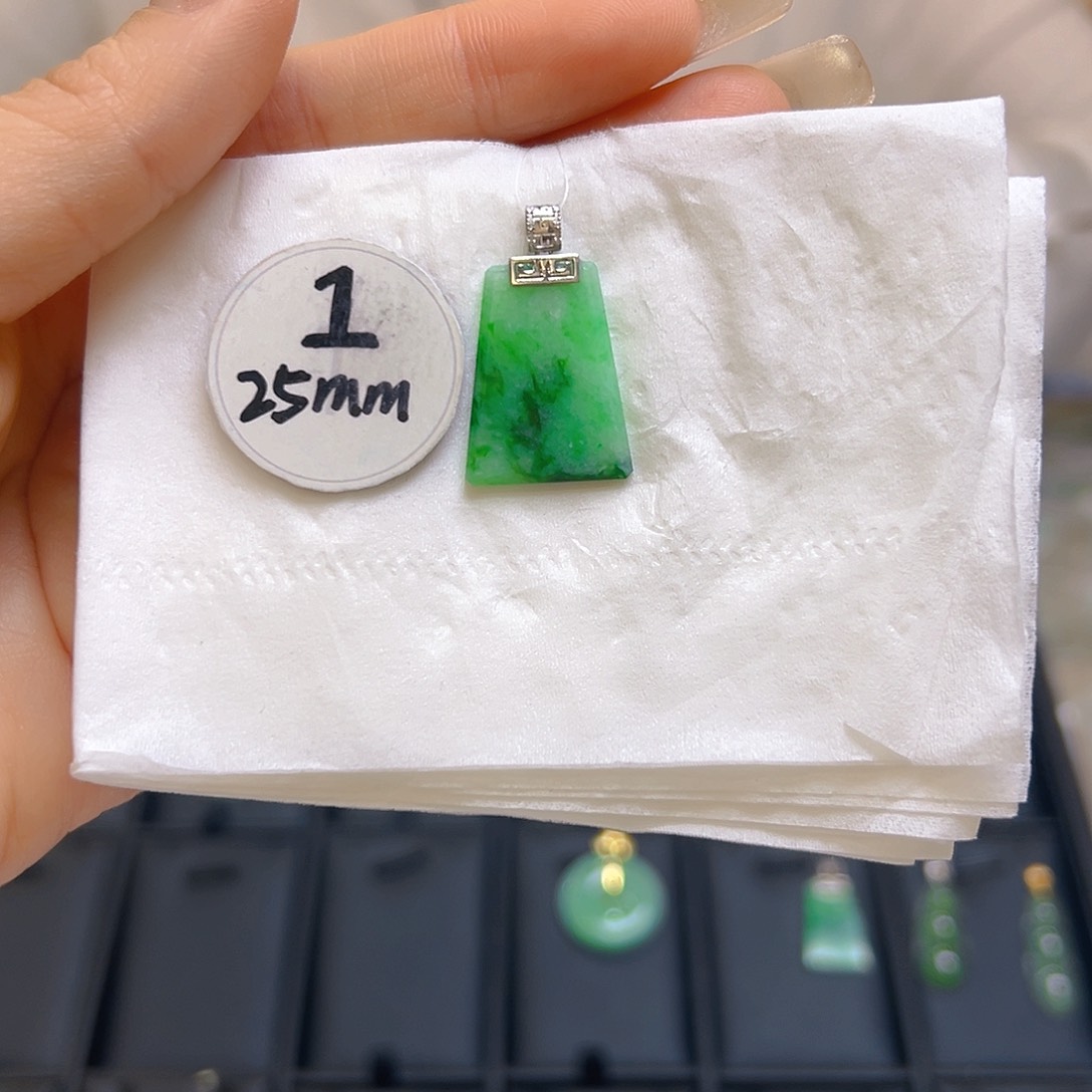 翡翠颈饰18K金镶嵌翡翠