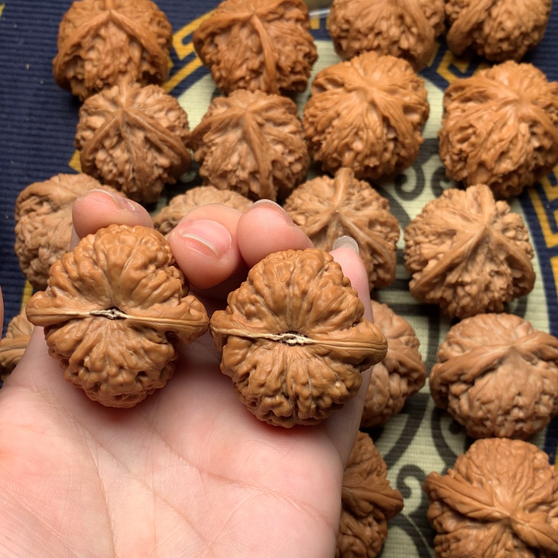 文玩核桃吊坠和**财金字塔