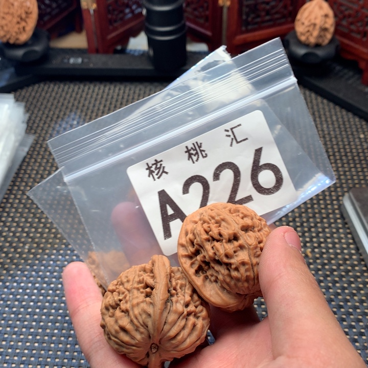 文玩核桃吊坠莲花