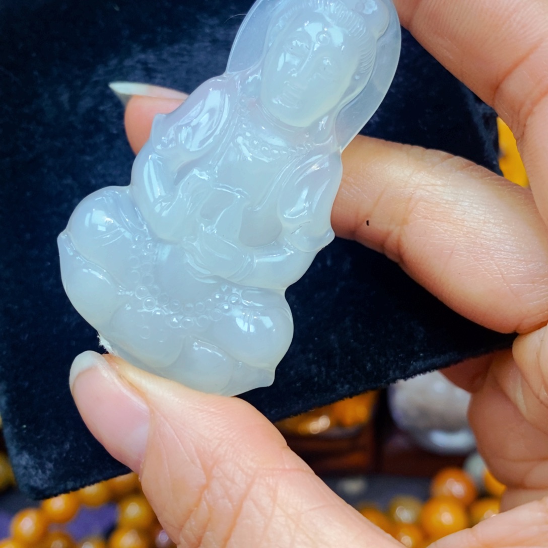 未镶嵌石英质玉（黄龙玉）颈饰