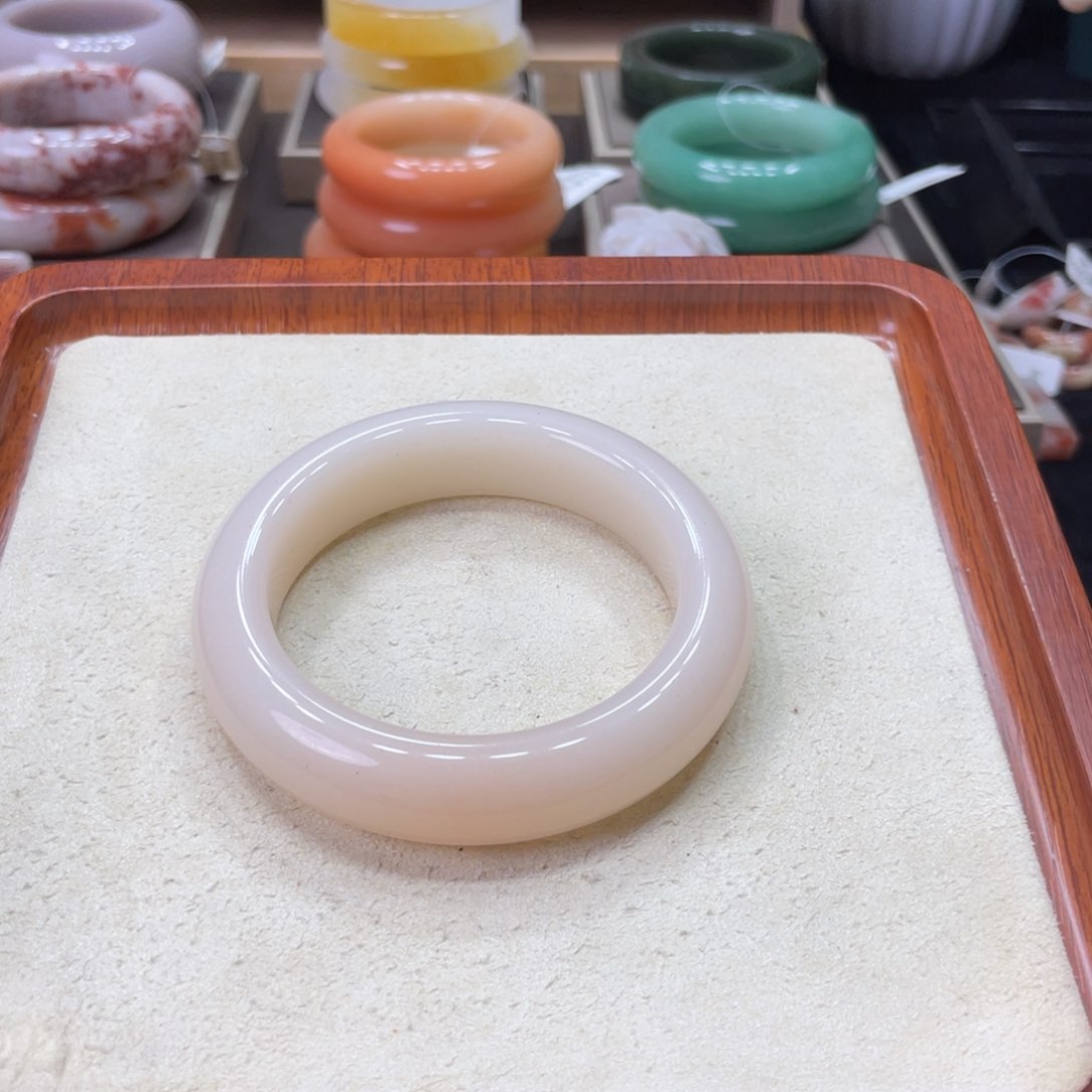 石英质玉手镯未镶嵌