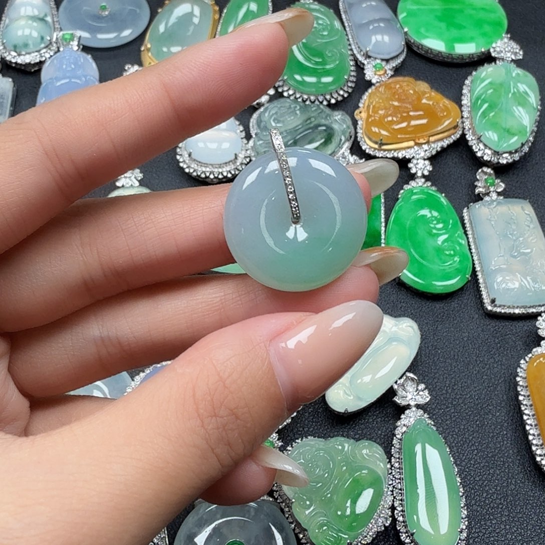 翡翠18K金镶嵌颈饰