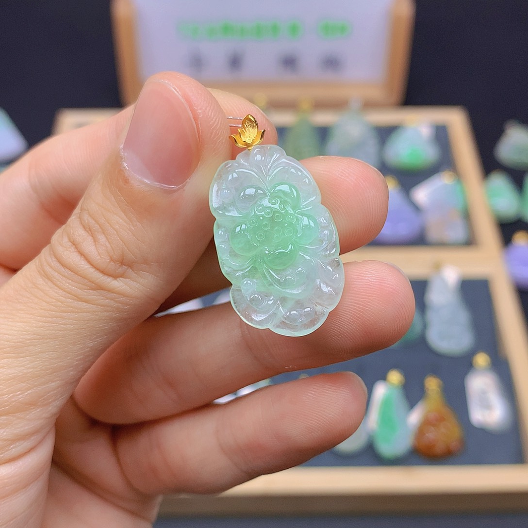 翡翠18K金镶嵌颈饰翡翠