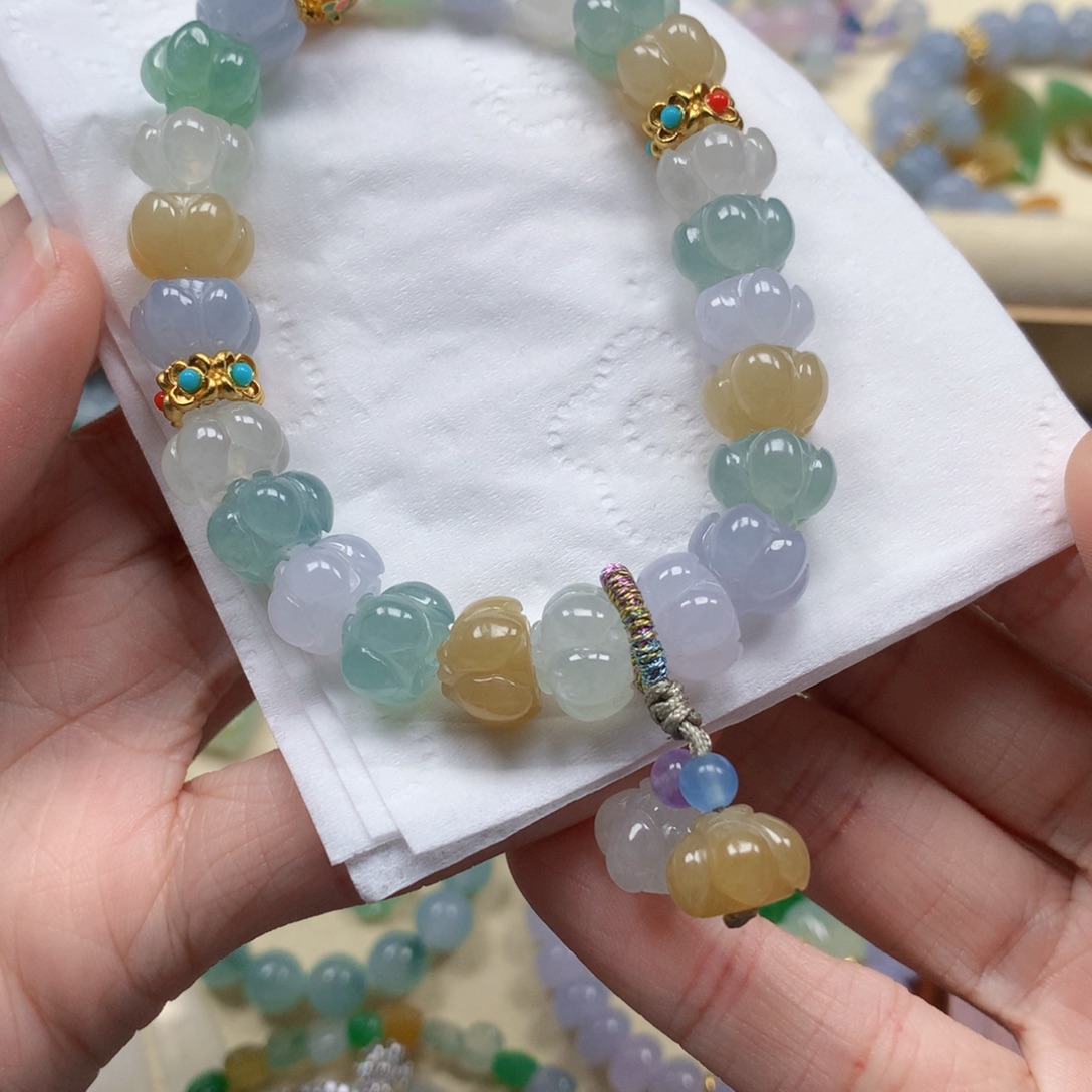 翡翠未镶嵌颈饰是