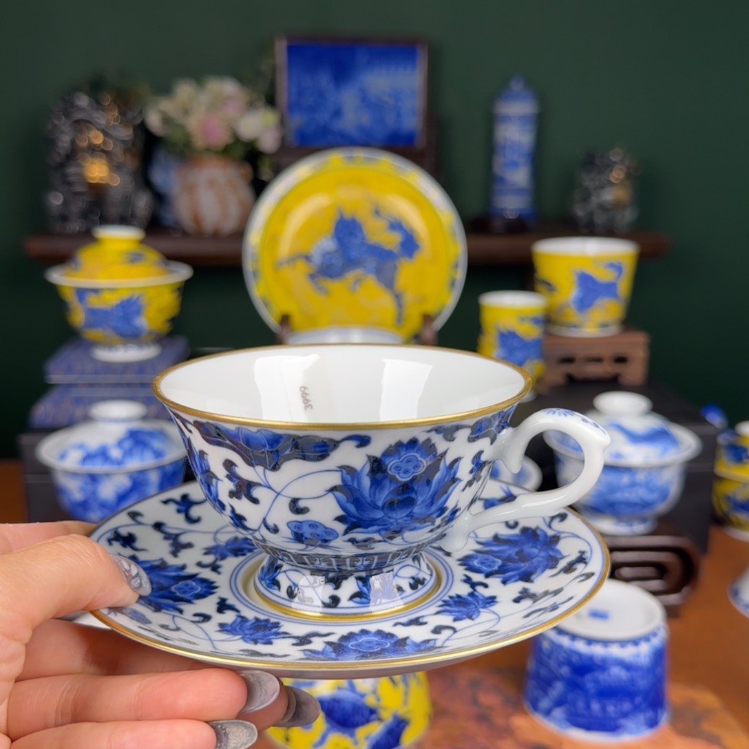 杯洪印慕明缠枝莲咖啡杯。