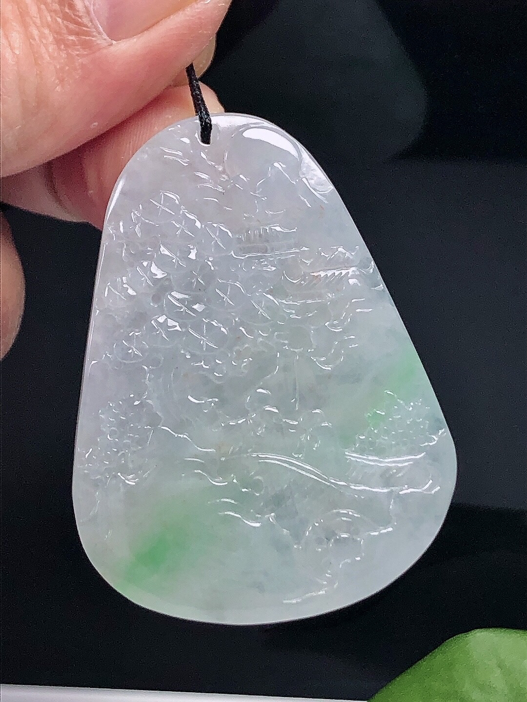 缅甸天然翡翠A货，通透晶莹冰种飘绿山水牌吊坠挂件精雕冰透玉吊坠