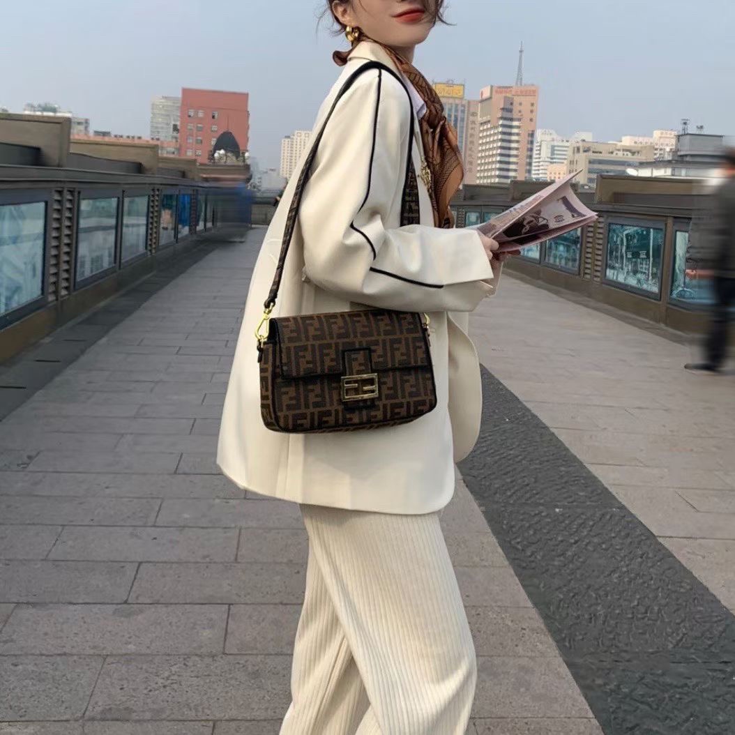 95新 FENDI/芬迪 芬迪   经典老花法棍中号 手提斜挎包