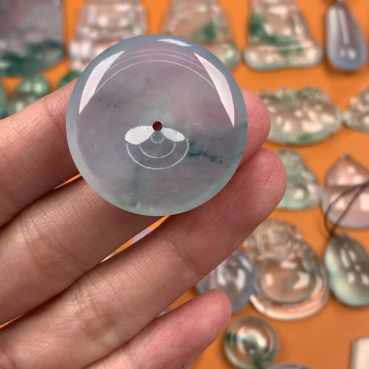 翡翠挂件未镶嵌….