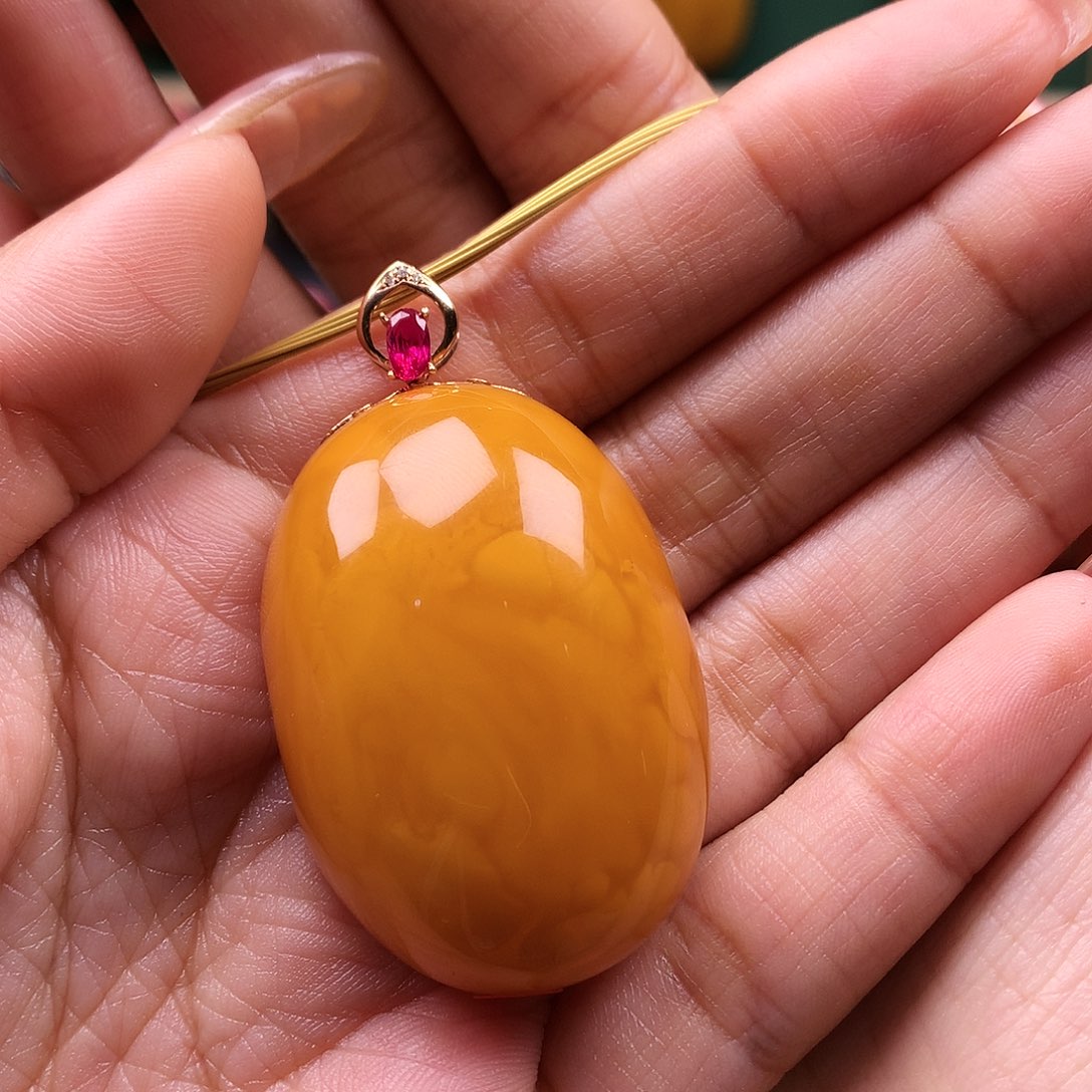 蜜蜡颈饰18K金镶嵌吊坠