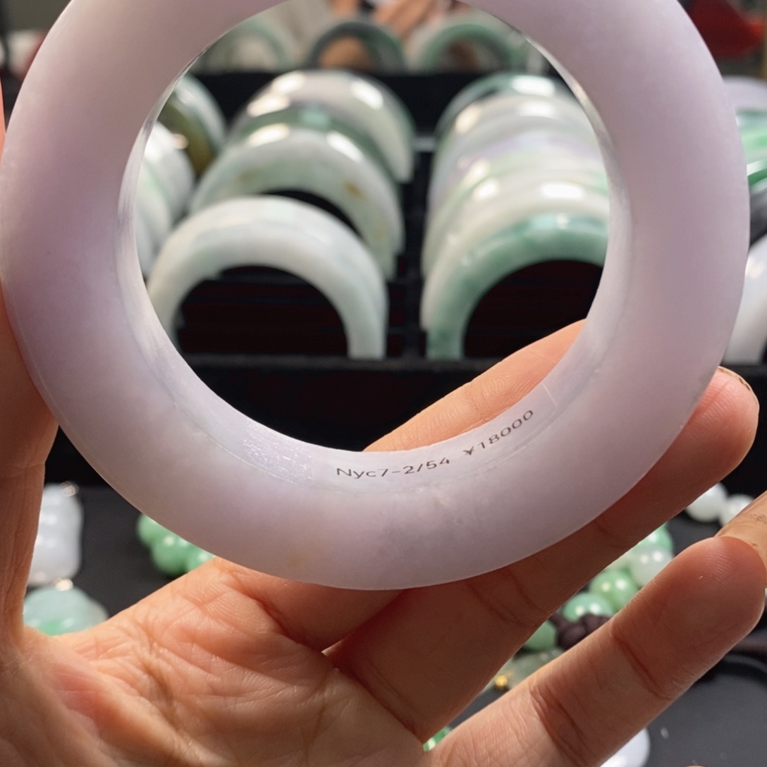 颈饰未镶嵌翡翠手镯