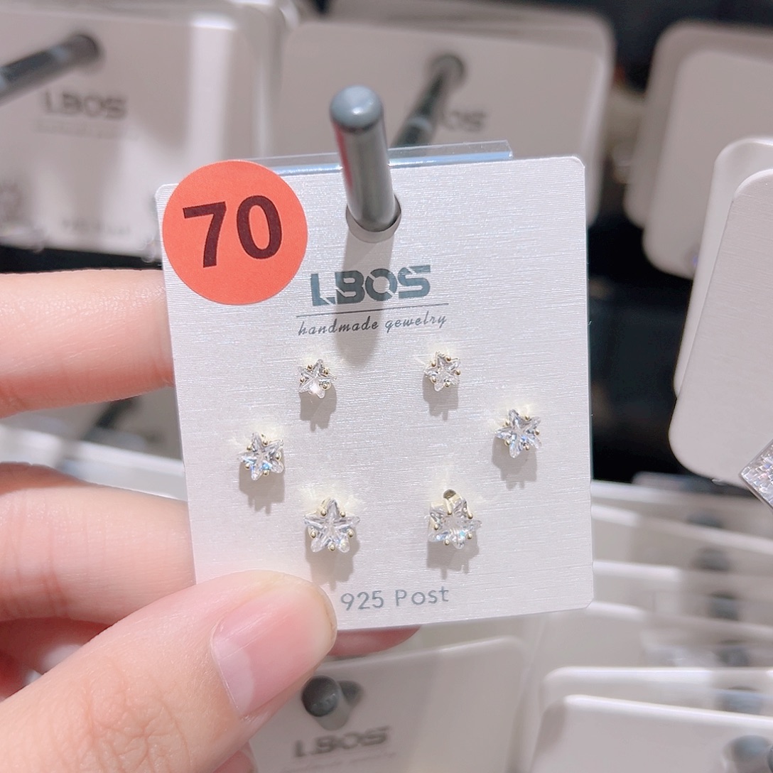 嘉***莹锆石纯铜合金耳环的颜色