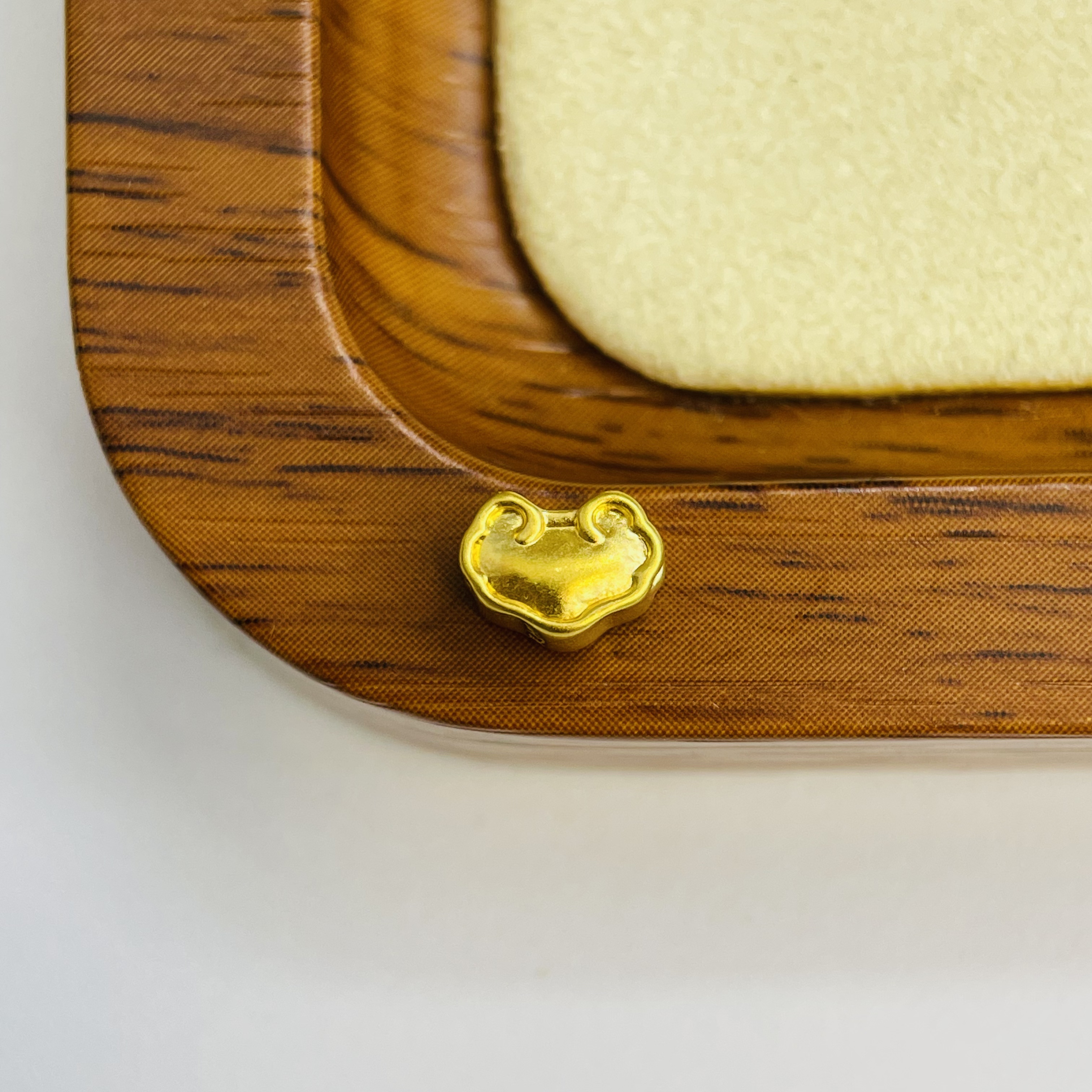 新金社黄金足金999迷你祥云锁包DP1820-0190