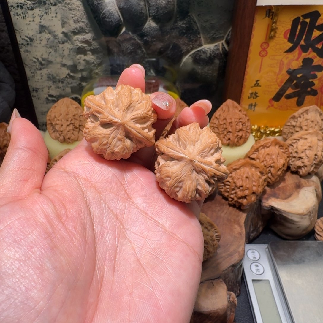 文玩核桃吊坠鬼龙