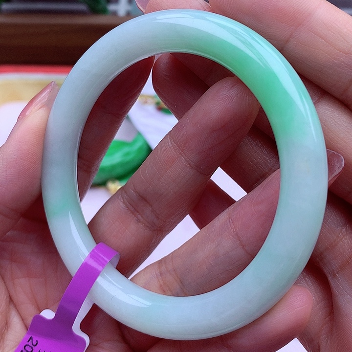 翡翠手镯未镶嵌翡翠