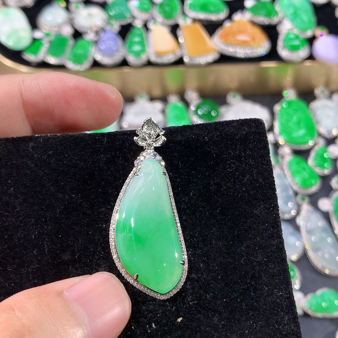 翡翠18K金镶嵌颈饰