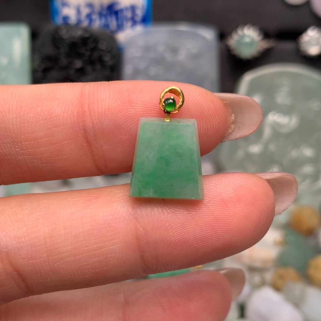 翡翠18K金镶嵌颈饰无事牌