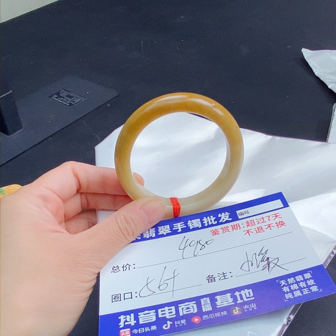 翡翠手镯未镶嵌翡翠