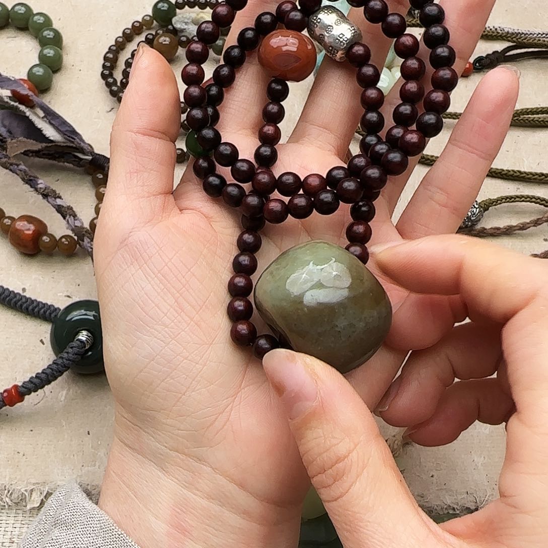 和田玉颈饰未镶嵌冰****?