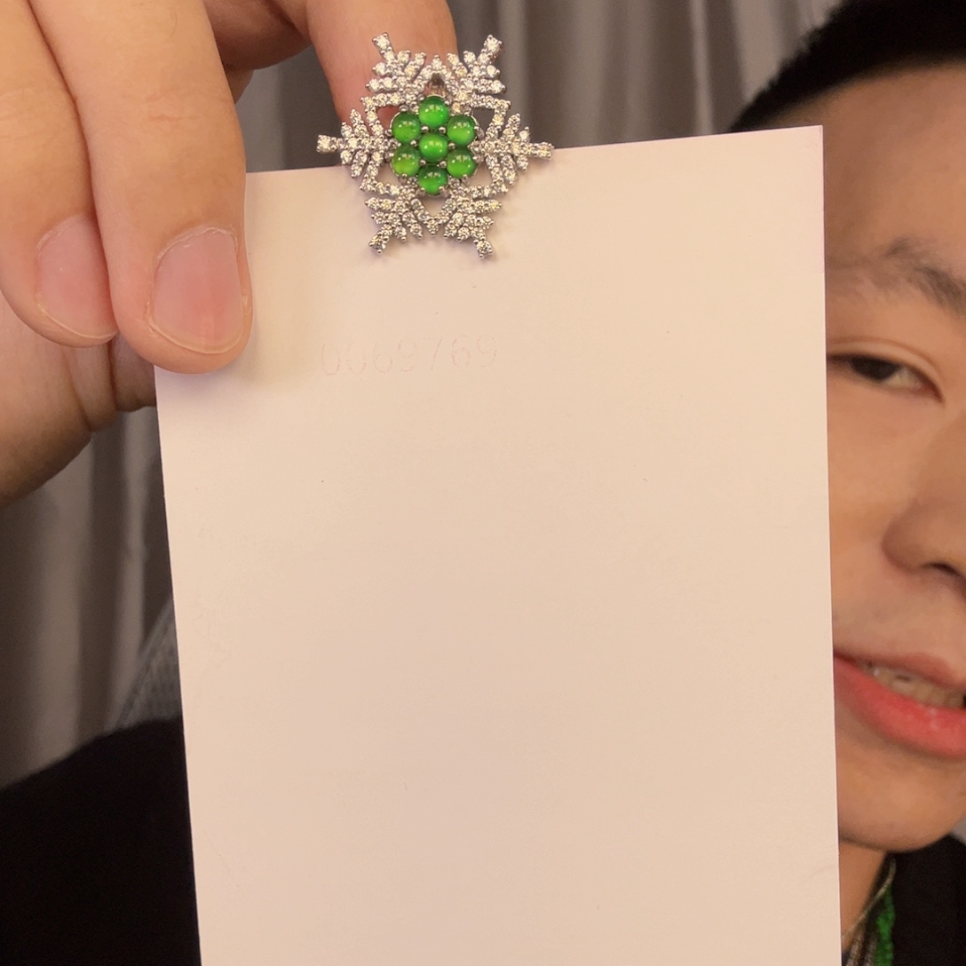 翡翠未镶嵌颈饰一件