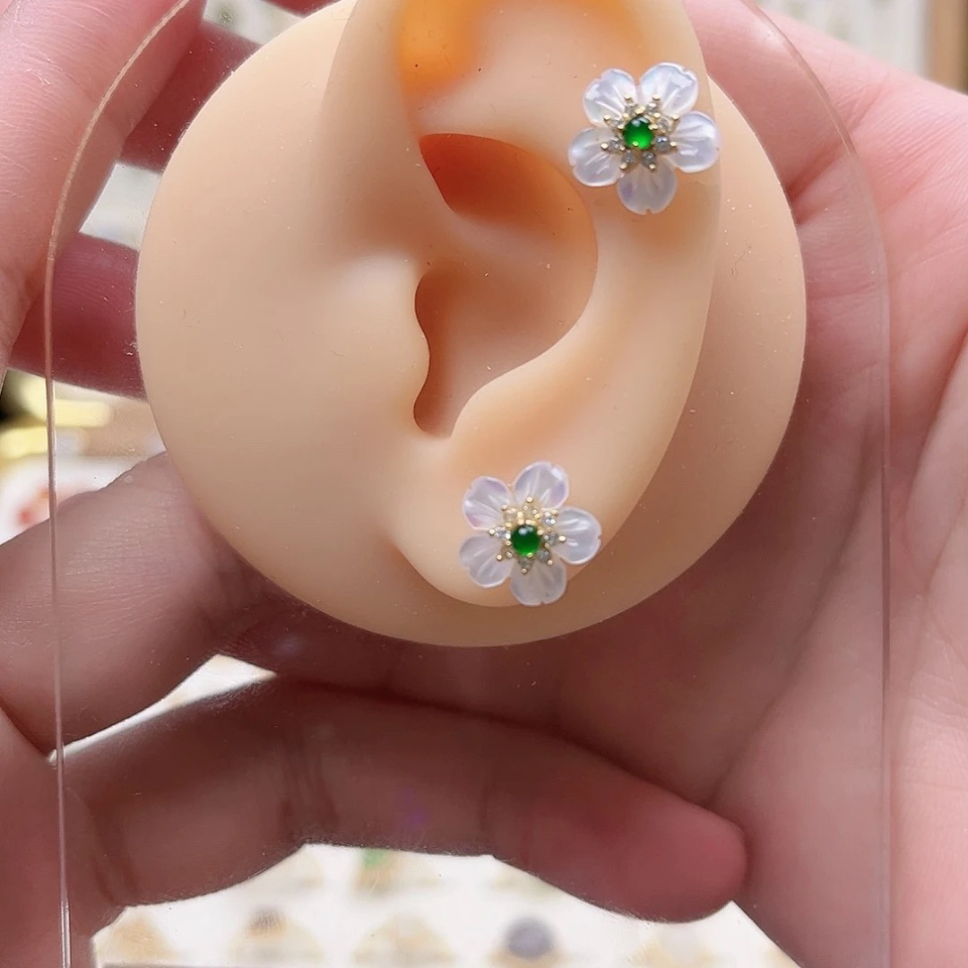翡翠银镶小花耳饰