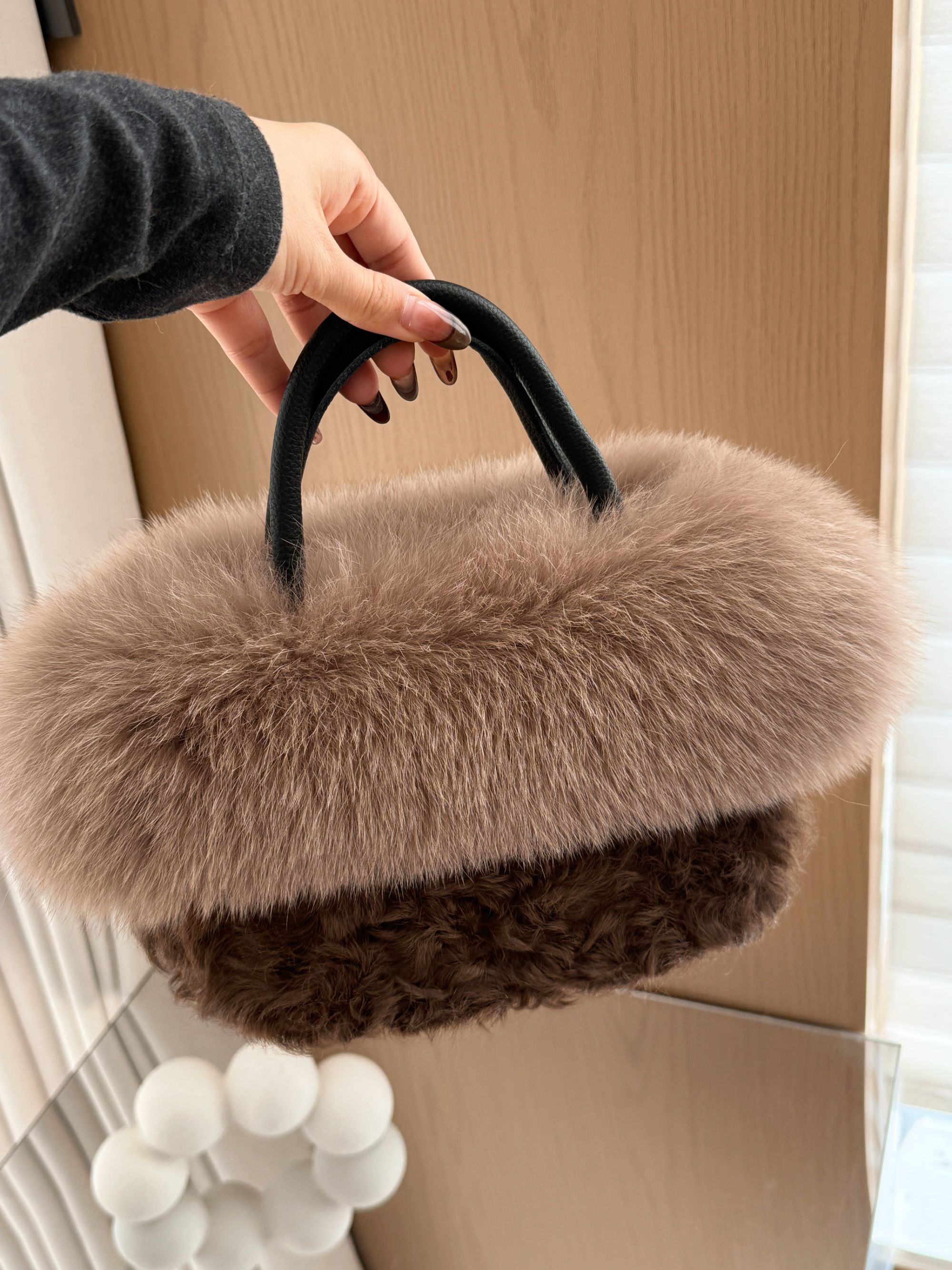 【菜篮子包包】真皮狐狸毛拼接羊羔毛手提包包毛绒挂饰