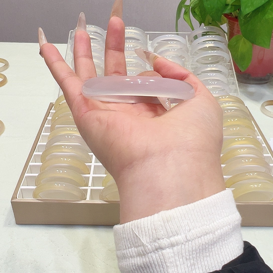 L***L玛瑙/玉髓未镶嵌手镯