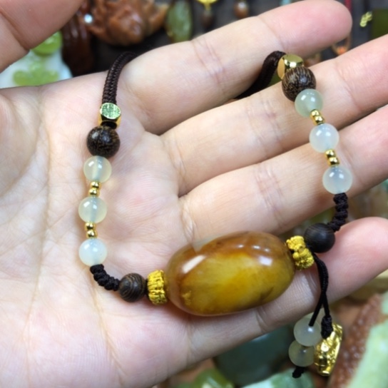 蛇纹石玉未镶嵌颈饰