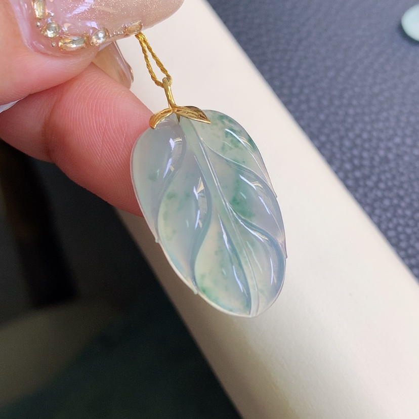 【闪购商品】翡翠18K金镶嵌颈饰叶子