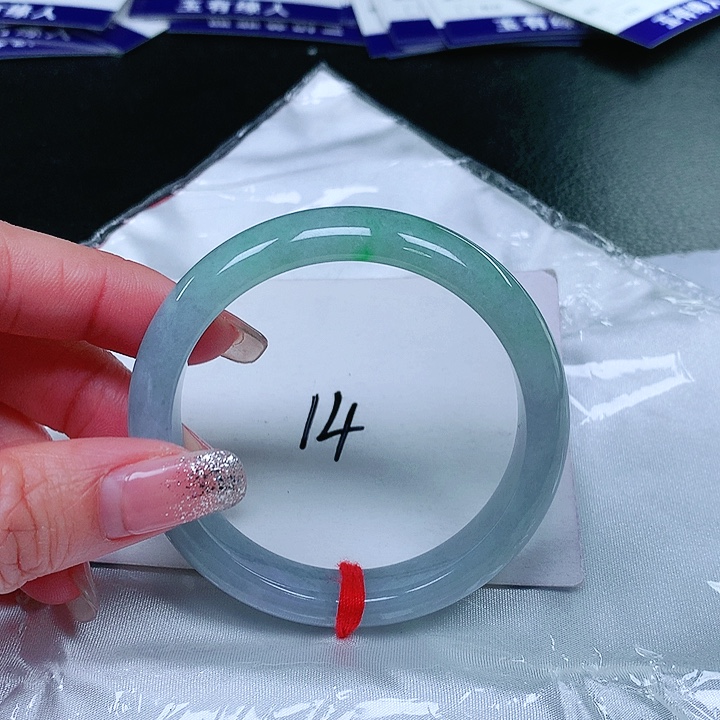 翡翠手镯未镶嵌翡翠手镯未镶嵌