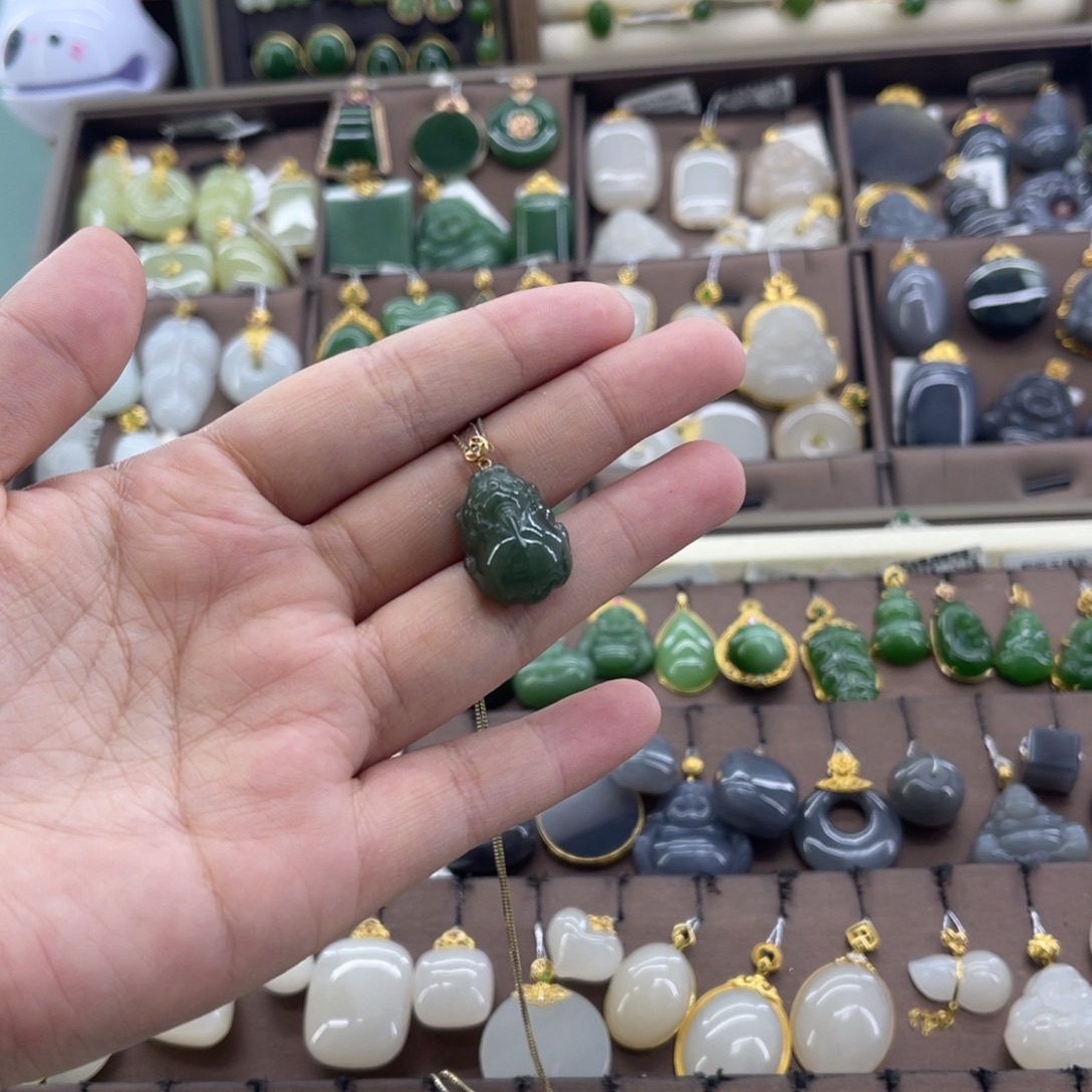 和田玉18K金镶嵌吊坠(赠链)