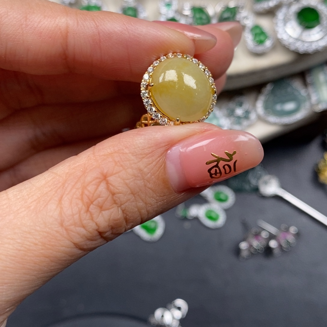 翡翠颈饰未镶嵌翡翠
