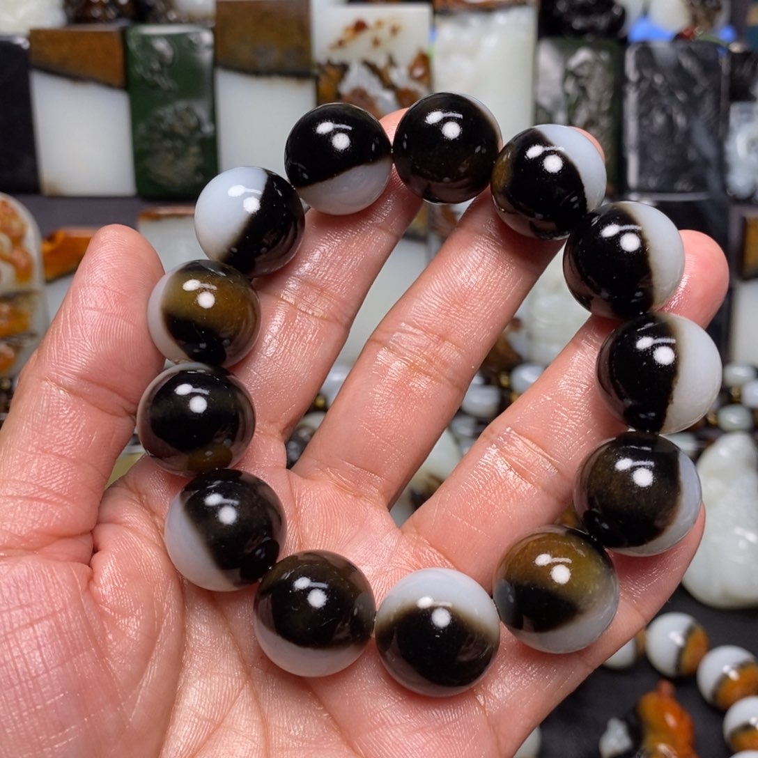 对***，和田玉未镶嵌手串