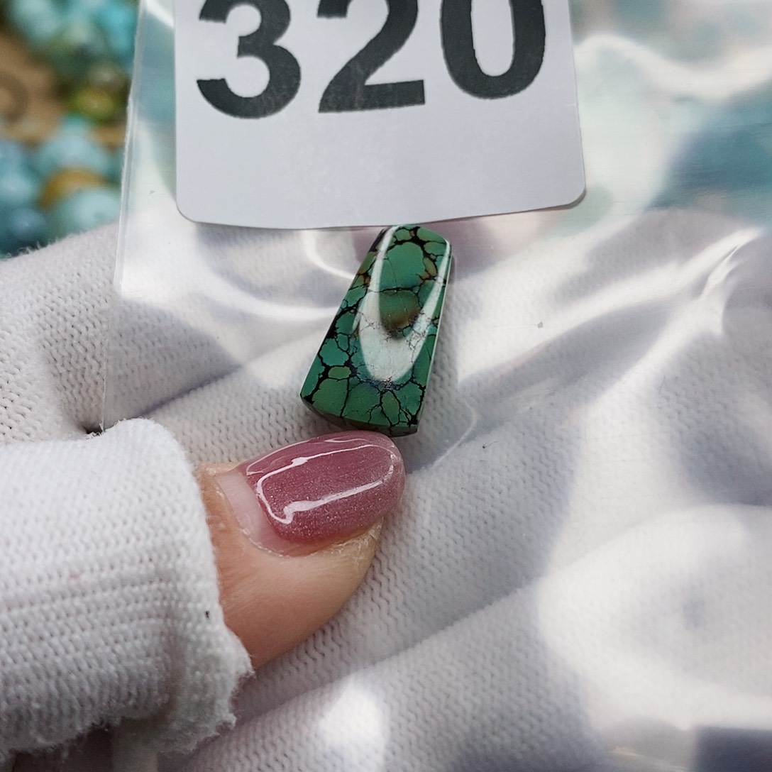 绿松石颈饰未镶嵌