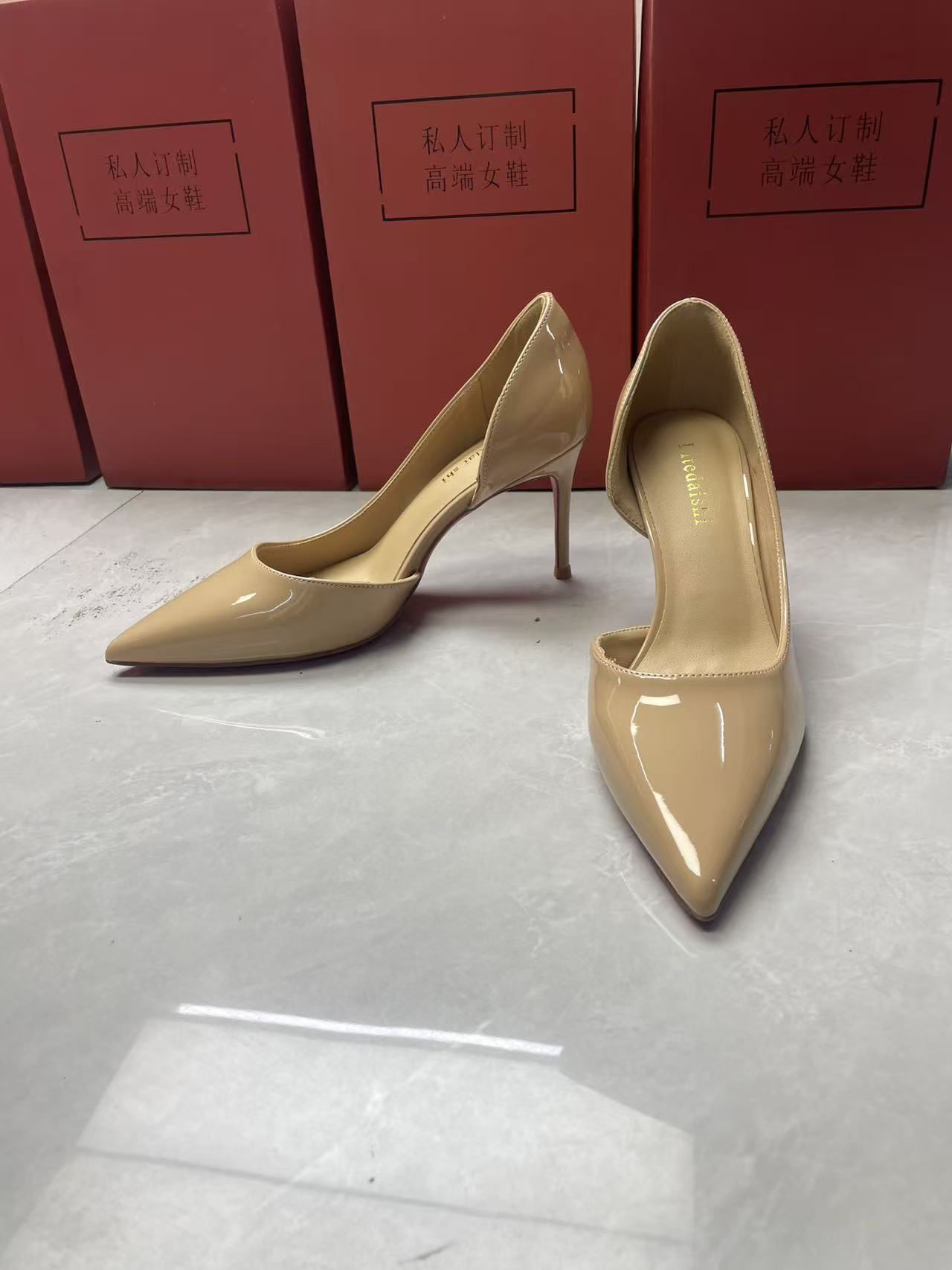 红底高跟裸色漆皮侧空女鞋