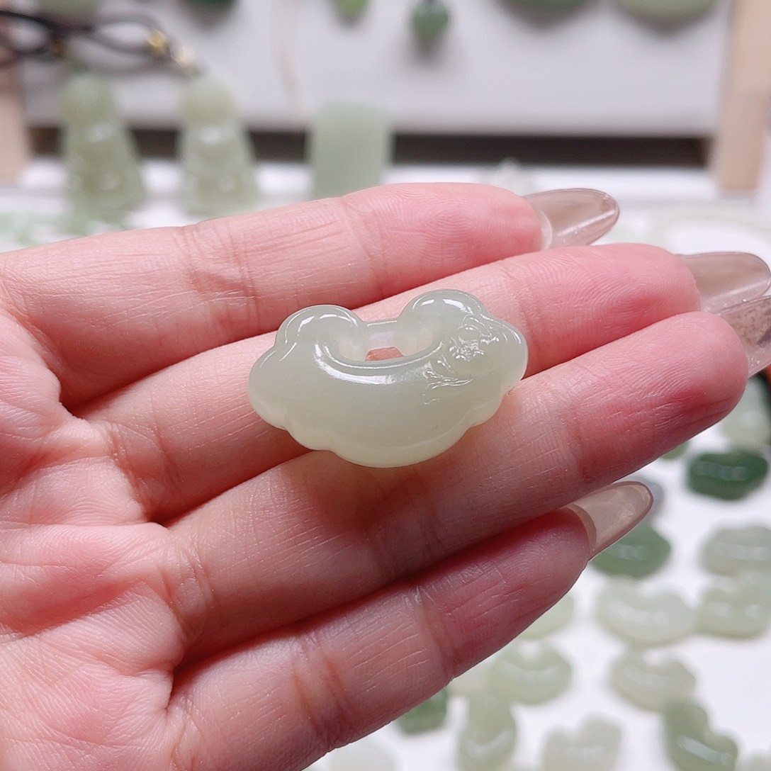 和田玉未镶嵌颈饰30有水线