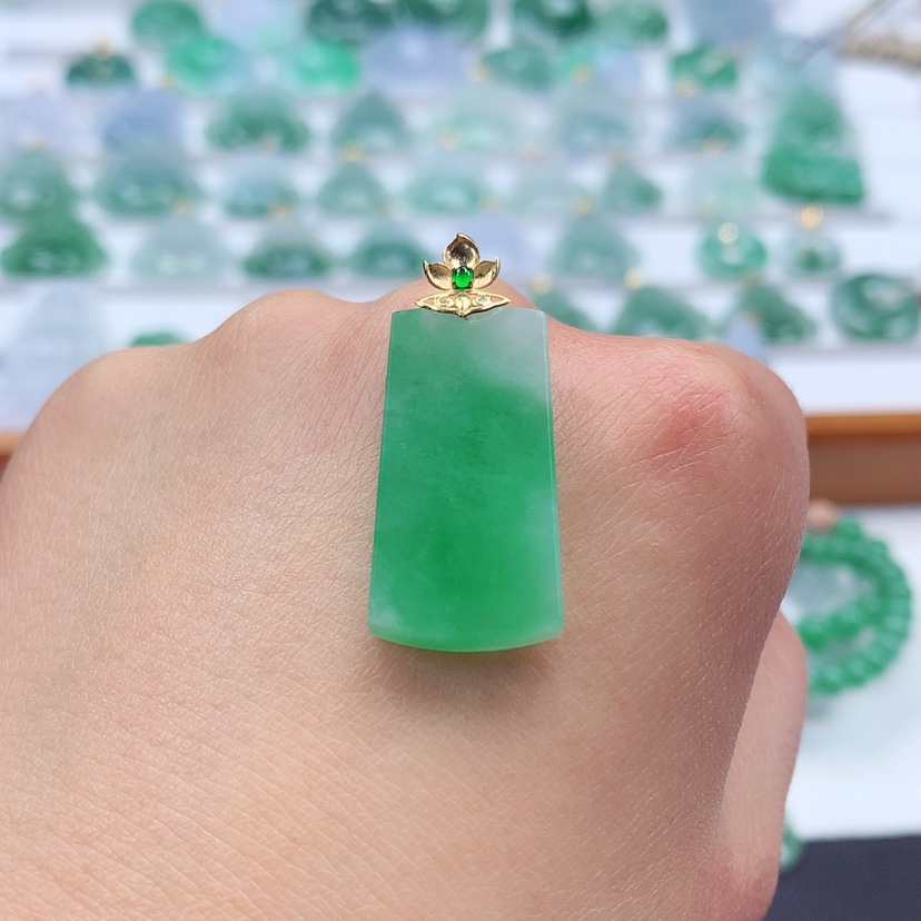 【闪购商品】翡翠吊坠(赠链)18K金镶嵌
