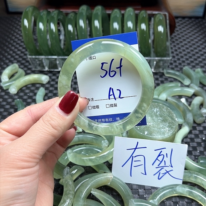 蛇纹石玉手镯未镶嵌