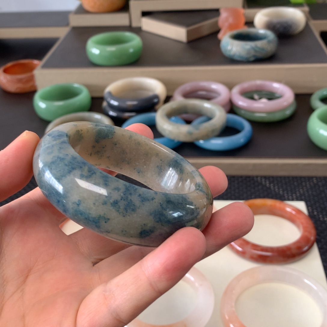 石英质玉手镯未镶嵌云*姐